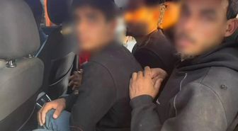 Taksiyle göçmen kaçıran insan tacirleri polisten kaçamadılar