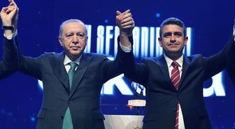 Levent Koç, AK Parti'ye geçti! Rozetini Cumhurbaşkanı Erdoğan taktı
