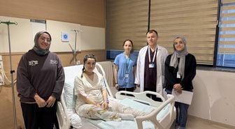 İkiz annenin ikiz bebeklerini de aynı doktor dünyaya getirdi