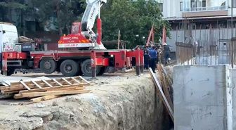 Kamyondan dökülen hafriyatın altında kalan 2 işçi yaralandı