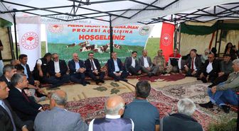 Kars'ta bin 200 dekarlık meraya 12 ton gübre, 41 üreticiye 6 bin 150 kilogram korunga tohumu desteği