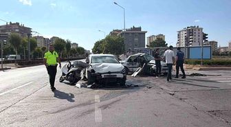 Kayseri'de zincirleme kazada otomobil kağıt gibi ezildi: 5 yaralı