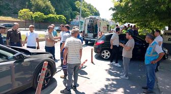 Kontrolden çıkan araç 3 otomobile çarpıp cami bahçesine girdi