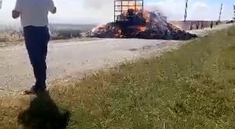 Lüleburgaz'da saman balyası yüklü römorkta yangın