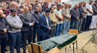 Oğlunu kurtarmak için girdiği denizde boğulma tehlikesi geçiren ve daha sonra hayatını kaybeden baba, toprağa verildi