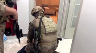 Özel harekat destekli operasyonda firarinin evine koçbaşıyla girildi