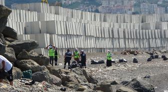 Devasa bloklar Faroz Limanı'na dizildi, görenler Çin Seddi'ne benzetti