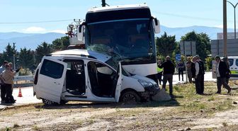 Tur otobüsü ile hafif ticari araç çarpıştı: Genç sürücü hayatını kaybetti