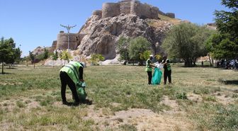 Van Atatürk Parkı'nda yaklaşık 3 ton çöp toplandı
