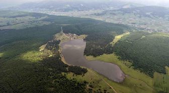 Yağışlar göleti doldurdu, yayla yolu su altında kaldı
