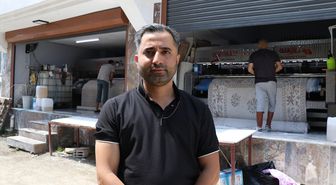 Yıkamak için aldığı battaniyeden çıkan 3 cüzdanı müşterisine teslim etti