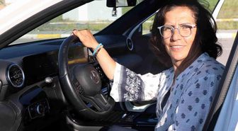 Annesinin mezarını ziyaret edebilmek için 56 yaşında ehliyet aldı, sevincini Kafkas dansıyla kutladı