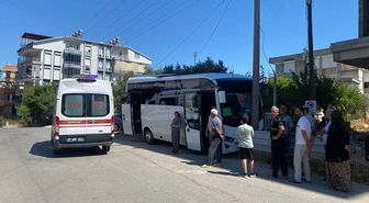 Antalya'da elektrik direğine çarpan midibüsün sürücüsü ağır yaralandı