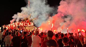 Antalyaspor'un yeni yönetimi taraftarla yürüyüş gerçekleştirdi