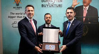 Bakanlar Kurum ve Bayraktar, Londra'da AK Parti teşkilatıyla bir araya geldi