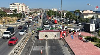 Büyükçekmece'de otomobille çarpışan itfaiye aracı devrildi