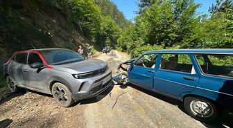 Çorum'da çarpışan iki otomobildeki 5 kişi yaralandı