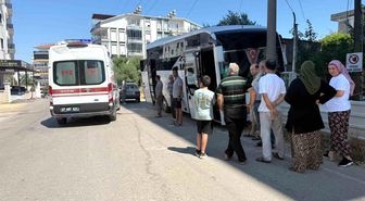 Direksiyon başında rahatsızlanan servis şoförünün kullandığı midibüs direğe çarptı