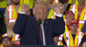 Donald Trump'tan kürsüde ilginç hareketler