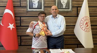 Down sendromlu milli sporcu Akçakoca'dan İl Gençlik ve Spor Müdürü Üzgün'e ziyaret