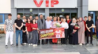 Dünya şampiyonasından 7 madalyayla dönen özel sporcu, Trabzon Havalimanı'nda karşılandı