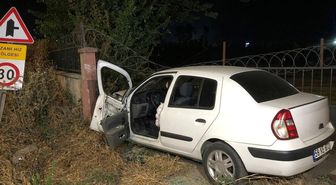 Duvara çarpan otomobilin sürücüsü yaralandı
