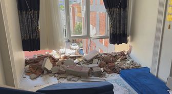 Esenyurt'ta yıkım sırasında devrilen apartmanın zarar verdiği bina tahliye edildi