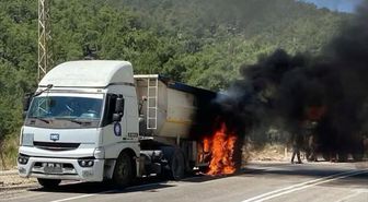 Finike'de asfalt yüklü kamyon alev aldı