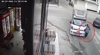 Kamyonetin çarptığı kadın ağır yaralandı, sürücü tutuklandı; kaza kamerada