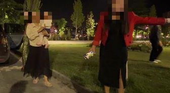 Bebeğini arabada unuttu, hıncını gazetecilerden çıkardı