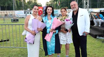Kızının kanseri yendiği gün üniversiteden dereceyle mezun oldu