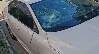 Komşusunun otomobiline tuğlayla zarar verdi, olay araç kamerasına yansıdı