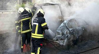 Müstakil evin otoparkında alev alan otomobil küle döndü