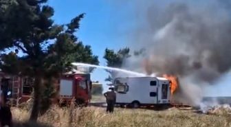 Park halindeki 2 karavan alev alev yandı; o anlar kamerada