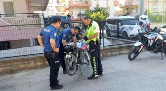 Polisi karşısında görünce motosikleti bırakıp kaçtı