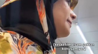 Skandal anlar! Denize giren başörtülü kadınlarla dalga geçti