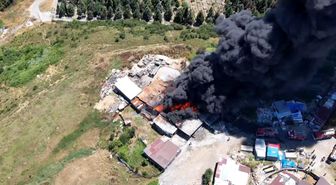 Sultangazi'de 2 hafta önce yanan plastik eşya deposundan yeniden alevler yükseldi