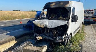 Tekirdağ'da aydınlatma direğine çarparak alev alan panelvanda 1 kişi yaralandı