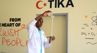 TİKA desteğiyle Uganda'daki Sena İmam Hatip Lisesinde kurulan laboratuvarlar açıldı