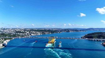 350 Metrelik Dev Sondaj Platformu İstanbul Boğazı'ndan Geçti