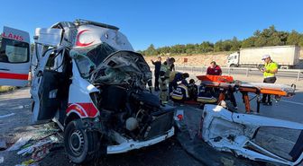 Ambulans, TIR'a arkadan çarptı; hasta öldü, 3 personel yaralı