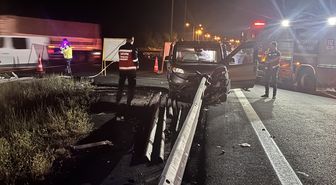 Anadolu Otoyolu'nda bariyere saplanan hafif ticari aracın sürücüsü öldü, 3 kişi yaralandı