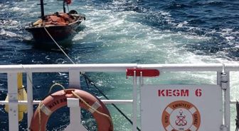 Çanakkale Boğazı'nda arızalanıp sürüklenen tekne kurtarıldı