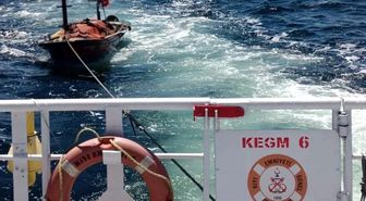 Çanakkale Boğazı'nda sürüklenen tekne kurtarıldı