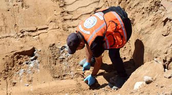 Gazze'deki mezarlıkta onlarca insan kalıntısı çıkarıldı