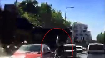 İki şeridin arasına daldı, iki araca çarptı: Feci kaza kamerada