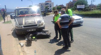 İzmir'de kamyonetle çarpışan motosikletteki 2 kişi yaralandı