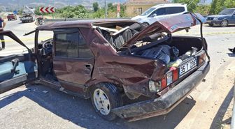 İzmir'de su tankeri ile çarpışan otomobilin sürücüsü ağır yaralandı