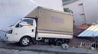 Kağıthane'de geri kayan kamyonet evin çatısına düştü