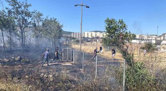 Kocaeli'de saman yüklü tırın römorkunda çıkan yangın mahalleyi sardı